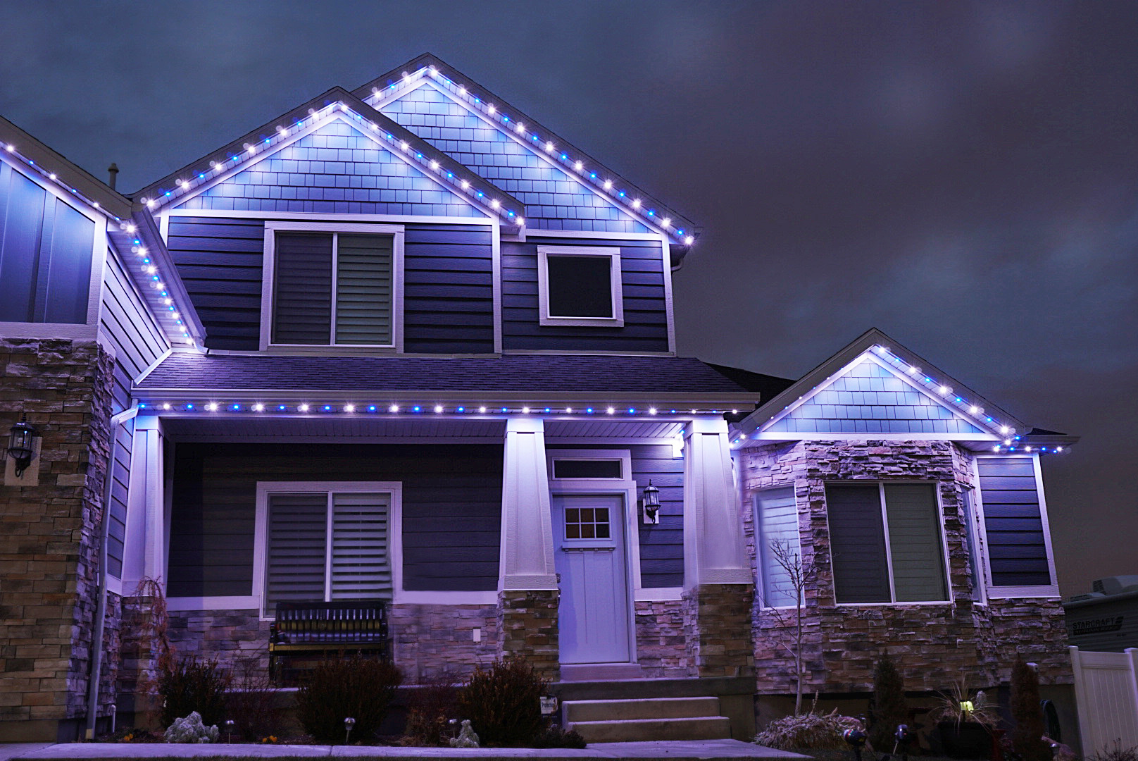 Blue and white permanent roofline lighting